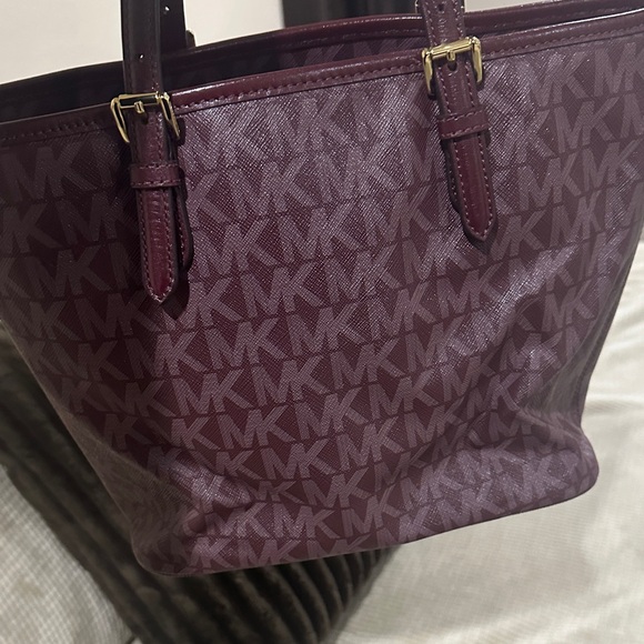 Michael Kors Burgundy Signature Tote. - Picture 5 of 8